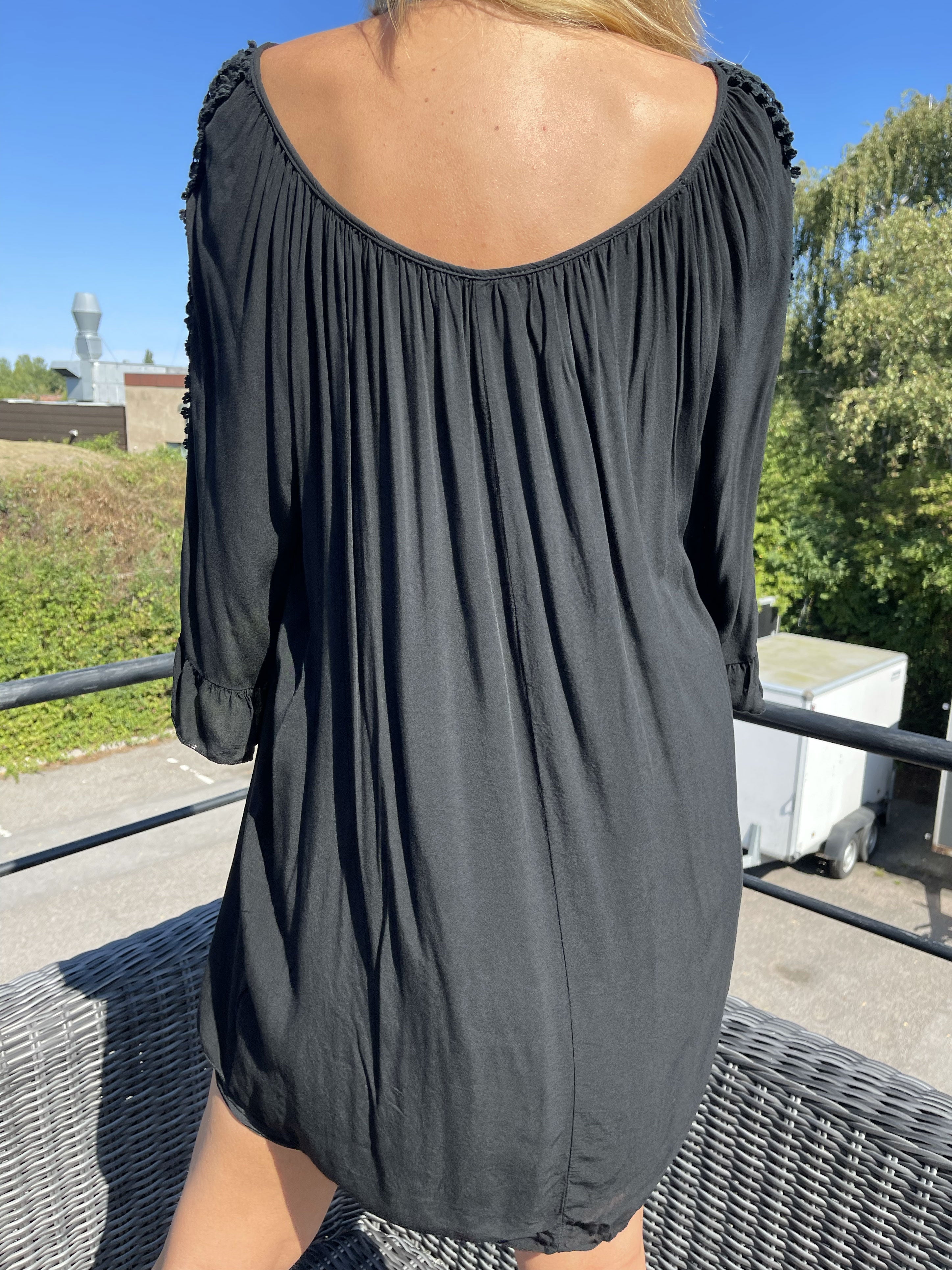 Samara - Söt lös tunika med broderier på ärmarna